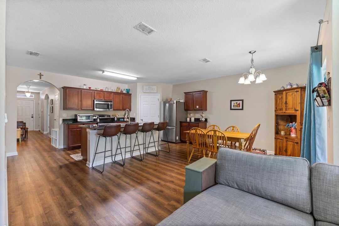 Под контрактом: $339,000 (4 спален, 2 ванн, 1851 Квадратных фут)