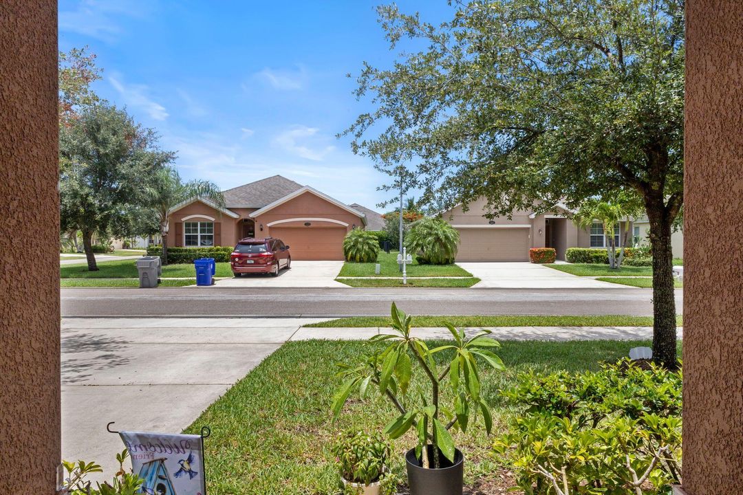 Под контрактом: $339,000 (4 спален, 2 ванн, 1851 Квадратных фут)