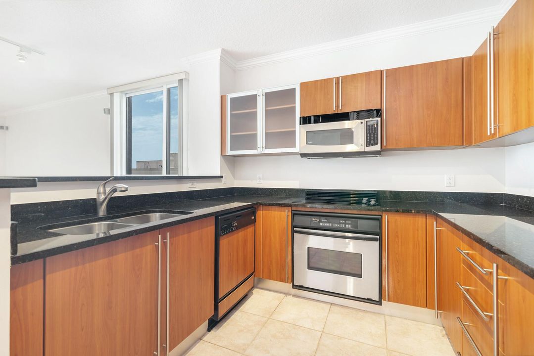 Activo con contrato: $875,000 (3 camas, 2 baños, 1625 Pies cuadrados)