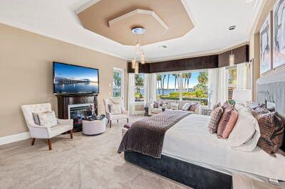 На продажу: $3,100,000 (5 спален, 3 ванн, 5535 Квадратных фут)