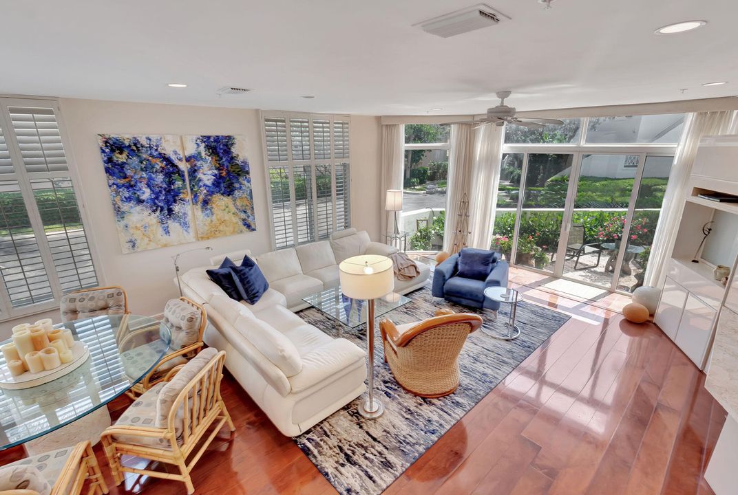 合同活跃: $13,000 (3 贝兹, 4 浴室, 2826 平方英尺)