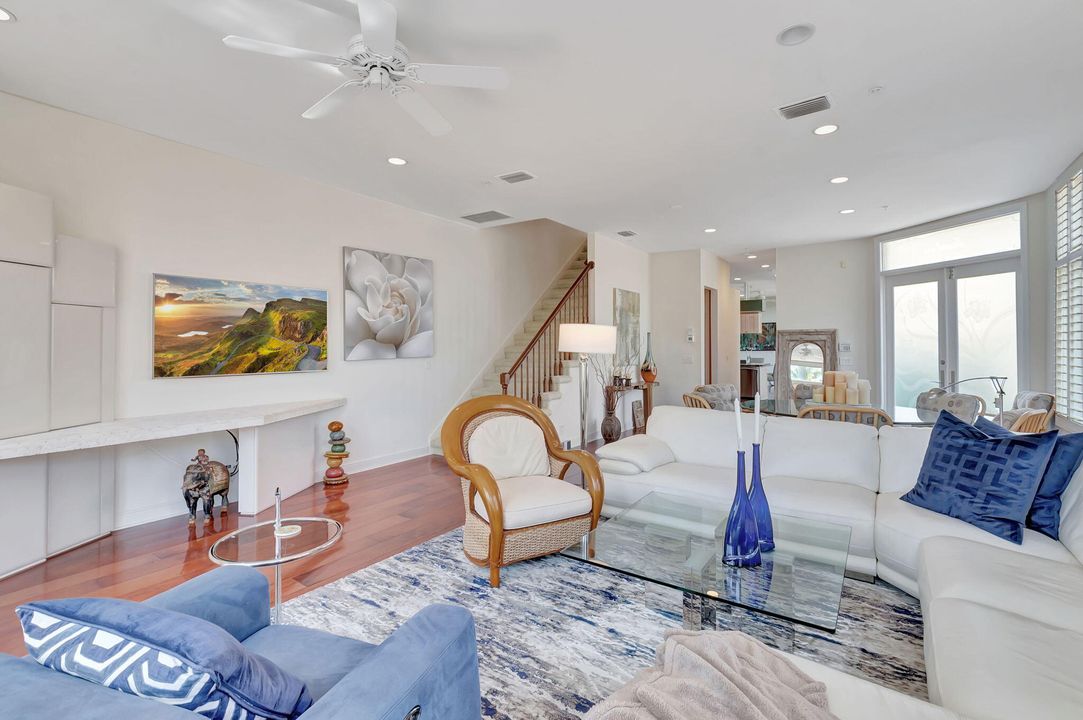 合同活跃: $13,000 (3 贝兹, 4 浴室, 2826 平方英尺)