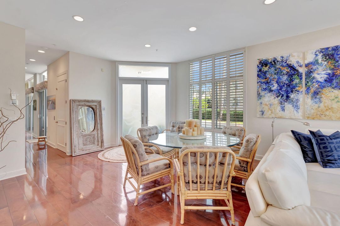 合同活跃: $13,000 (3 贝兹, 4 浴室, 2826 平方英尺)