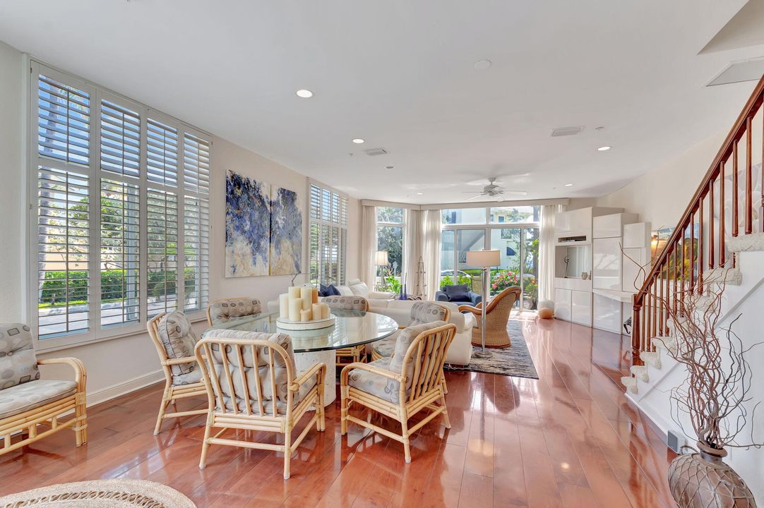 合同活跃: $13,000 (3 贝兹, 4 浴室, 2826 平方英尺)