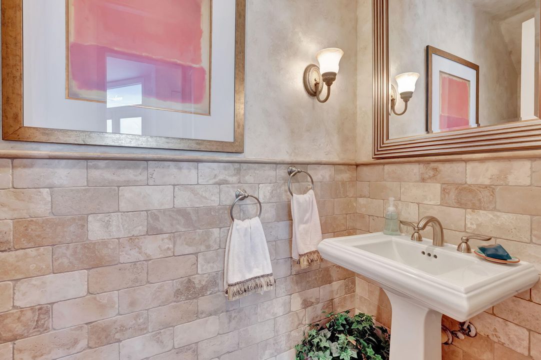 合同活跃: $13,000 (3 贝兹, 4 浴室, 2826 平方英尺)