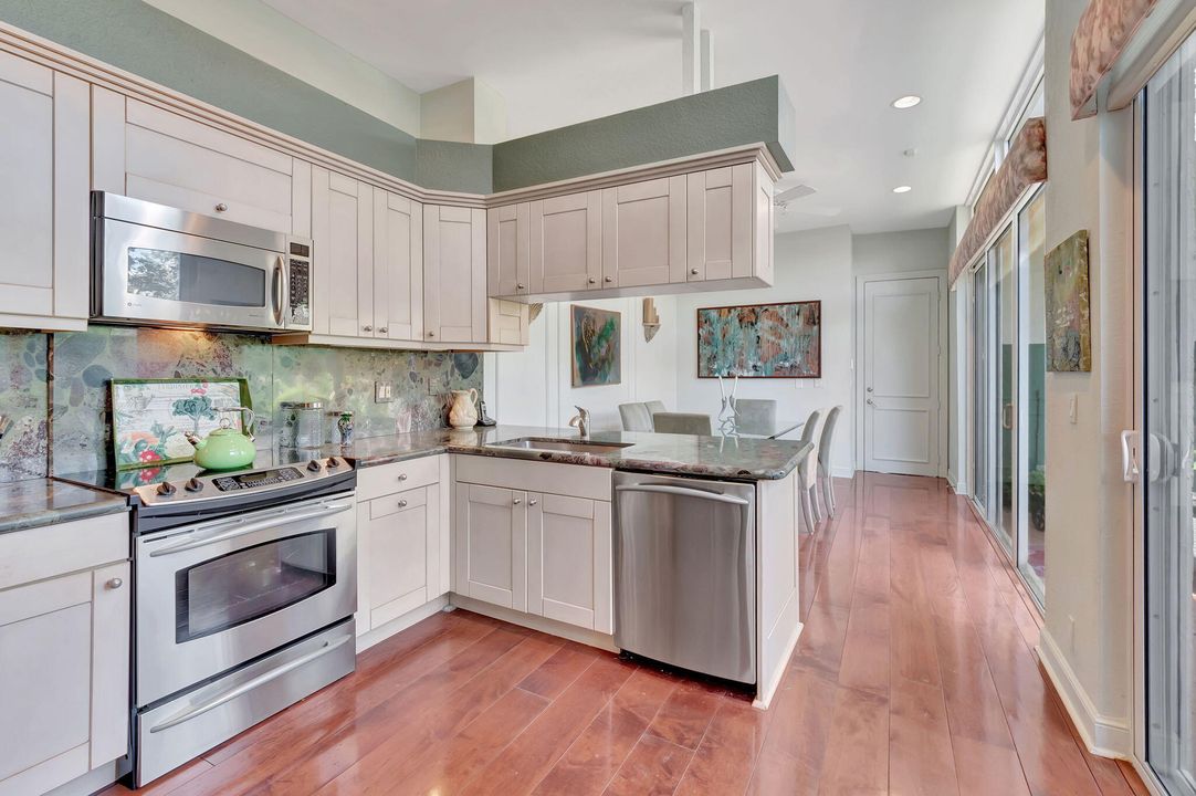 合同活跃: $13,000 (3 贝兹, 4 浴室, 2826 平方英尺)