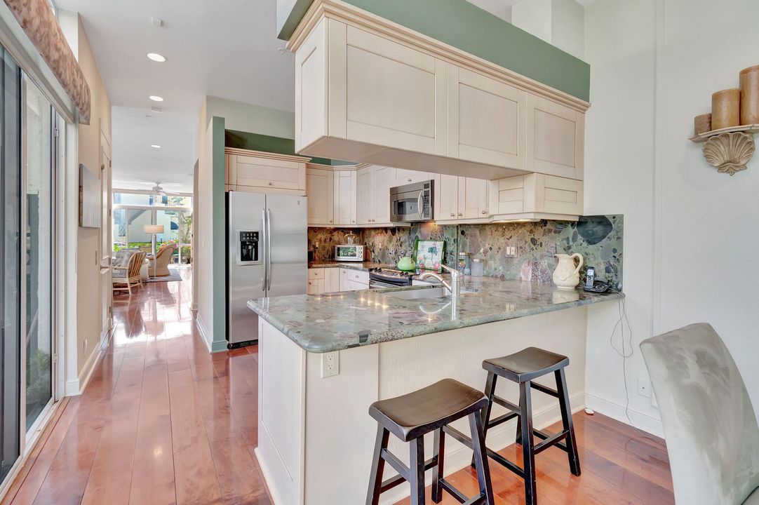 合同活跃: $13,000 (3 贝兹, 4 浴室, 2826 平方英尺)