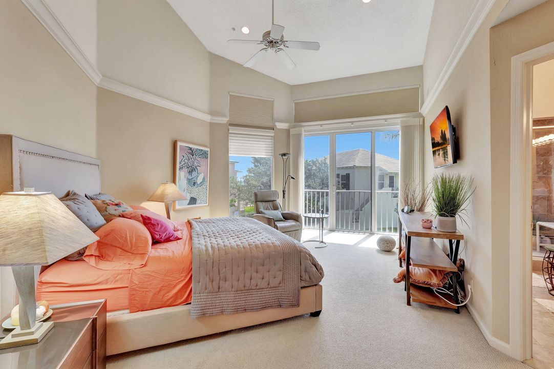 合同活跃: $13,000 (3 贝兹, 4 浴室, 2826 平方英尺)