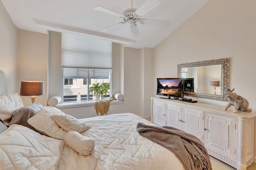 合同活跃: $13,000 (3 贝兹, 4 浴室, 2826 平方英尺)