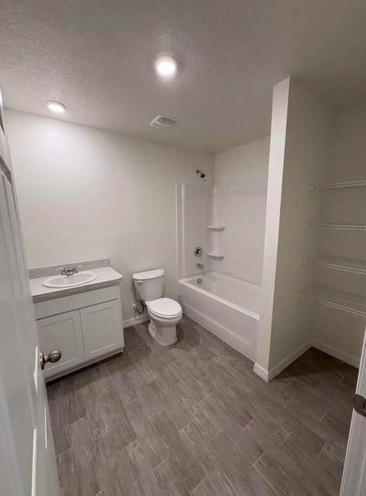 For Rent: $1,950 (3 beds, 2 baths, 1243 Square Feet)