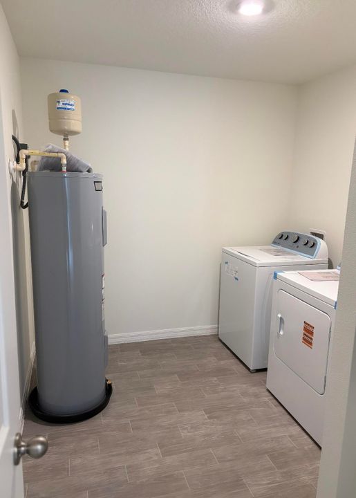 For Rent: $1,950 (3 beds, 2 baths, 1243 Square Feet)