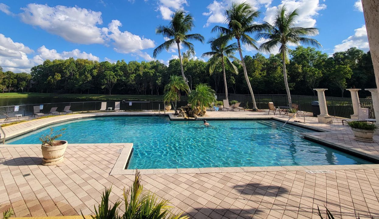 Activo con contrato: $2,600 (4 camas, 2 baños, 1401 Pies cuadrados)