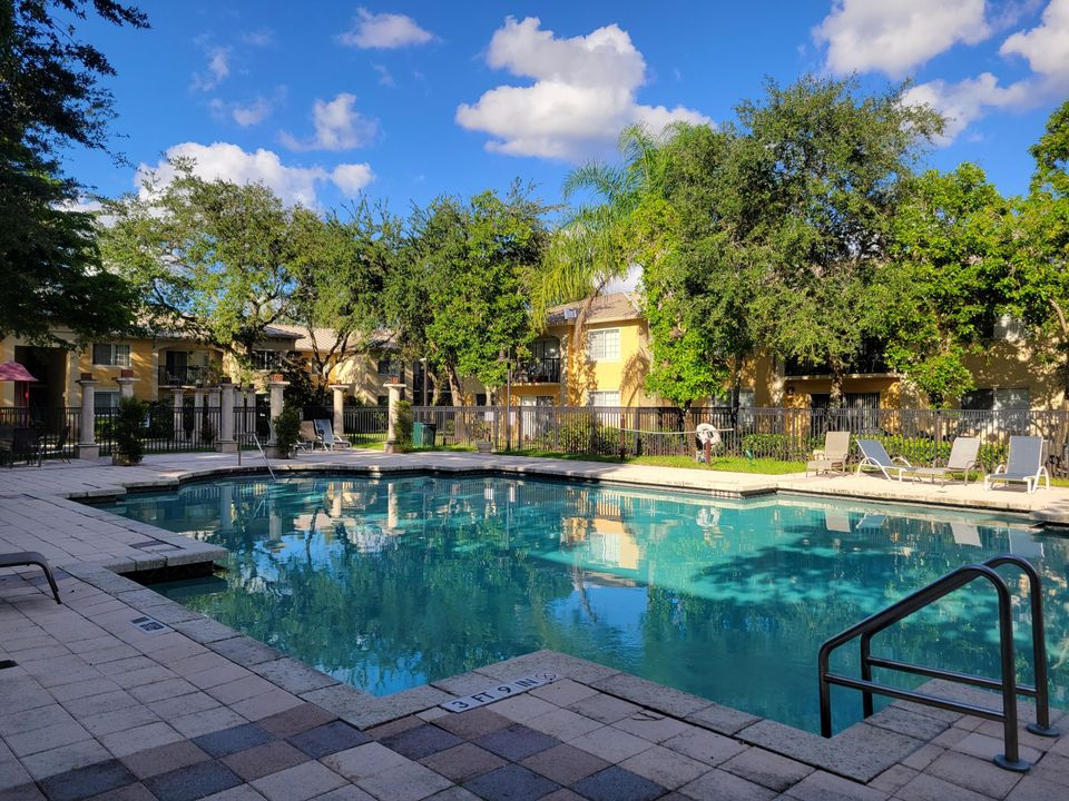 Activo con contrato: $2,600 (4 camas, 2 baños, 1401 Pies cuadrados)