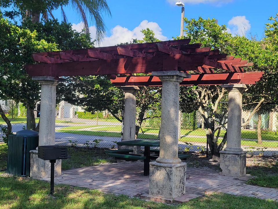 Activo con contrato: $2,600 (4 camas, 2 baños, 1401 Pies cuadrados)