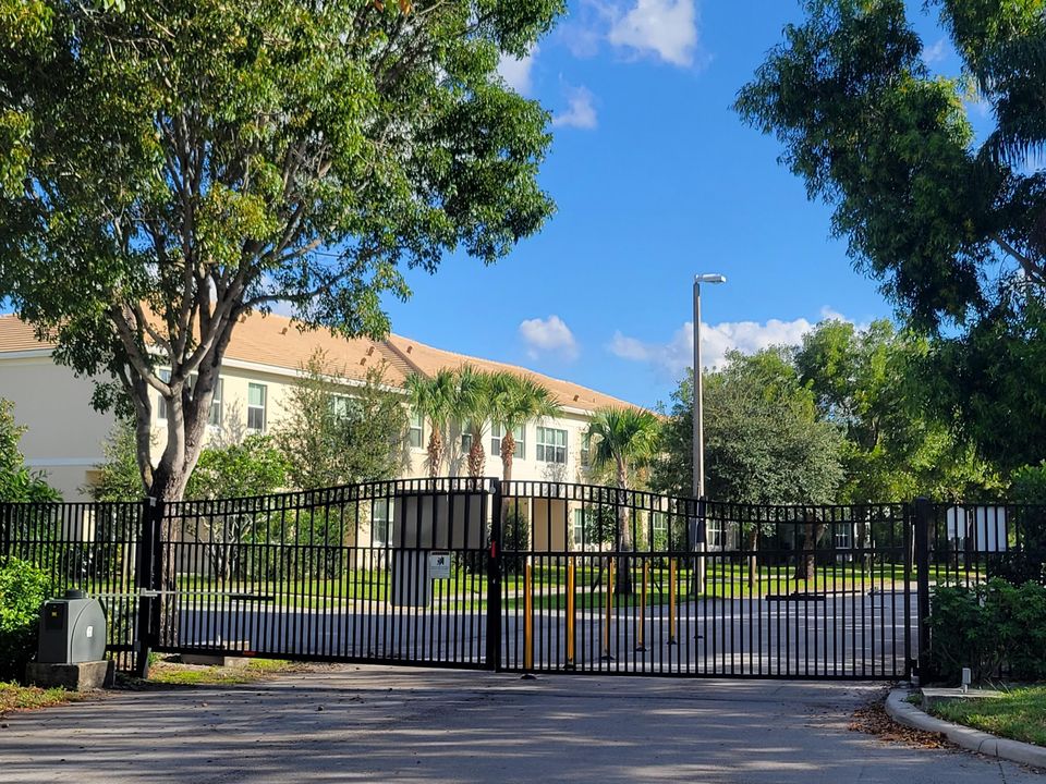 Activo con contrato: $2,600 (4 camas, 2 baños, 1401 Pies cuadrados)