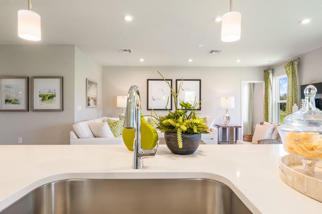 Activo con contrato: $415,000 (3 camas, 2 baños, 1823 Pies cuadrados)