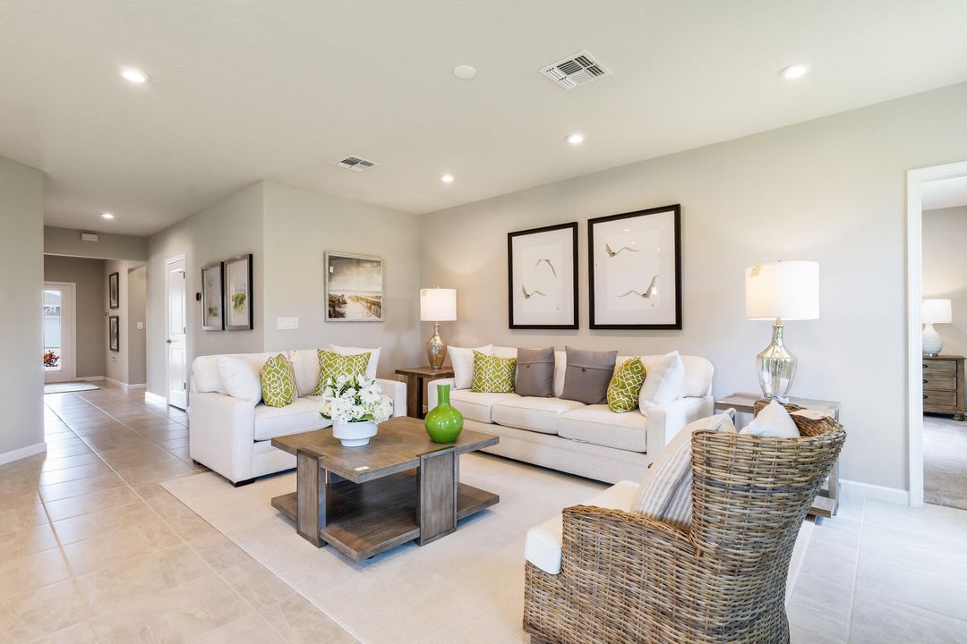 Activo con contrato: $415,000 (3 camas, 2 baños, 1823 Pies cuadrados)