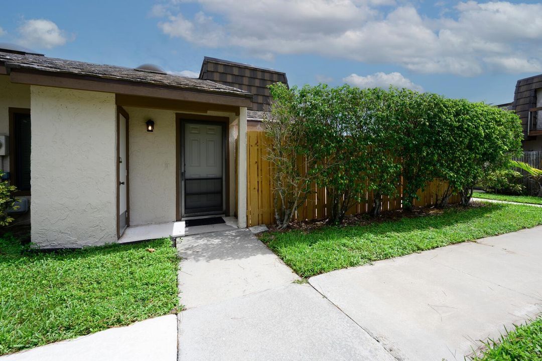 合同活跃: $269,000 (2 贝兹, 2 浴室, 1137 平方英尺)