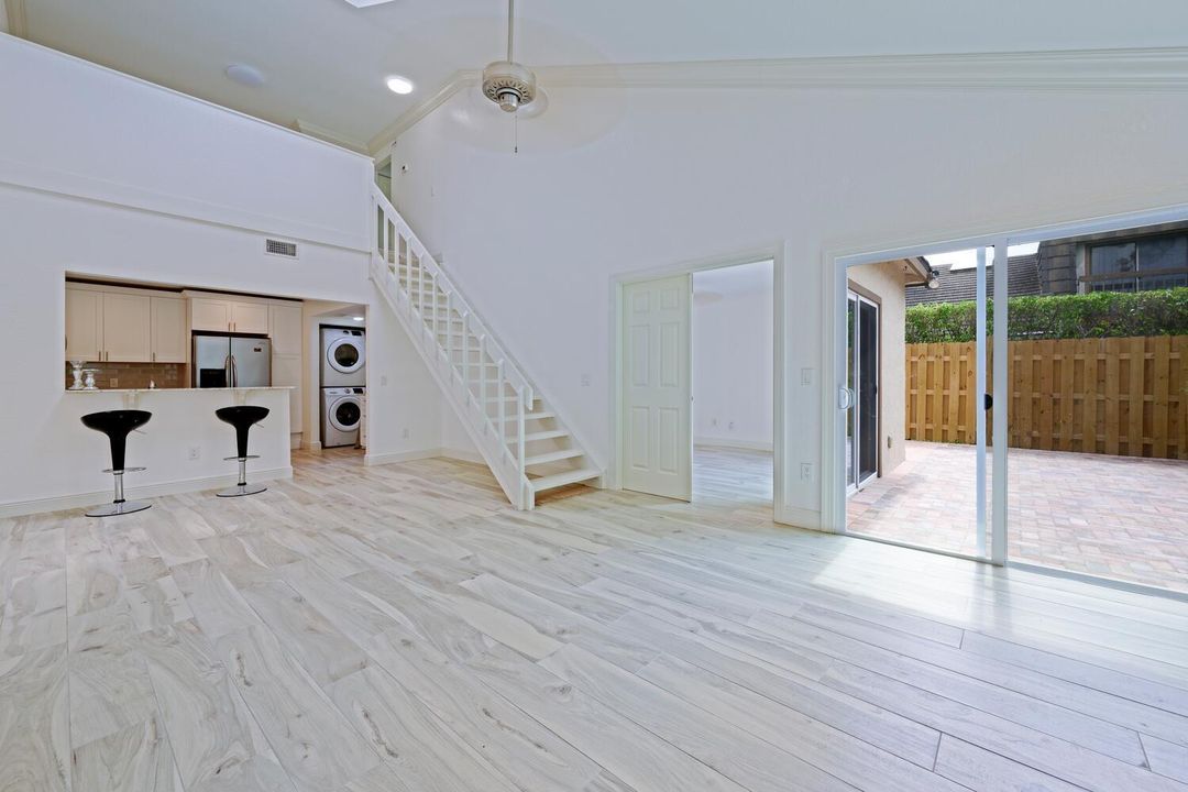 合同活跃: $269,000 (2 贝兹, 2 浴室, 1137 平方英尺)