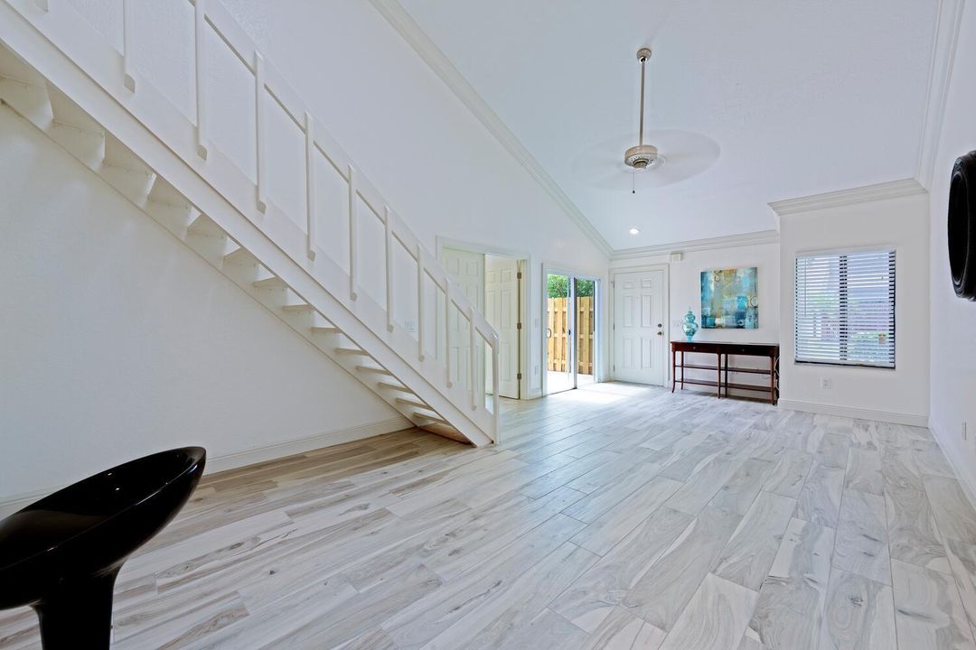 合同活跃: $269,000 (2 贝兹, 2 浴室, 1137 平方英尺)