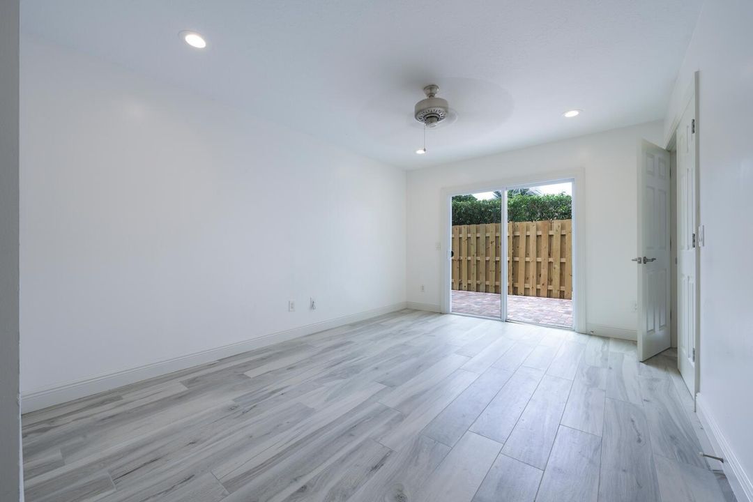 合同活跃: $269,000 (2 贝兹, 2 浴室, 1137 平方英尺)