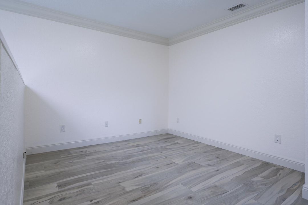 合同活跃: $269,000 (2 贝兹, 2 浴室, 1137 平方英尺)