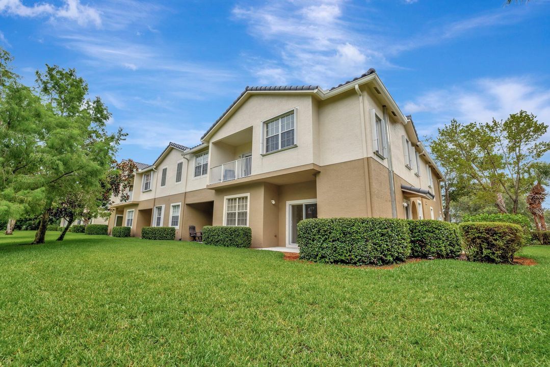 合同活跃: $265,000 (3 贝兹, 2 浴室, 1210 平方英尺)