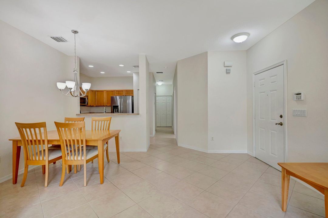 合同活跃: $265,000 (3 贝兹, 2 浴室, 1210 平方英尺)