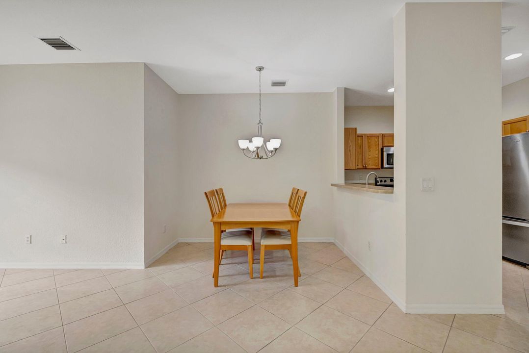 合同活跃: $265,000 (3 贝兹, 2 浴室, 1210 平方英尺)