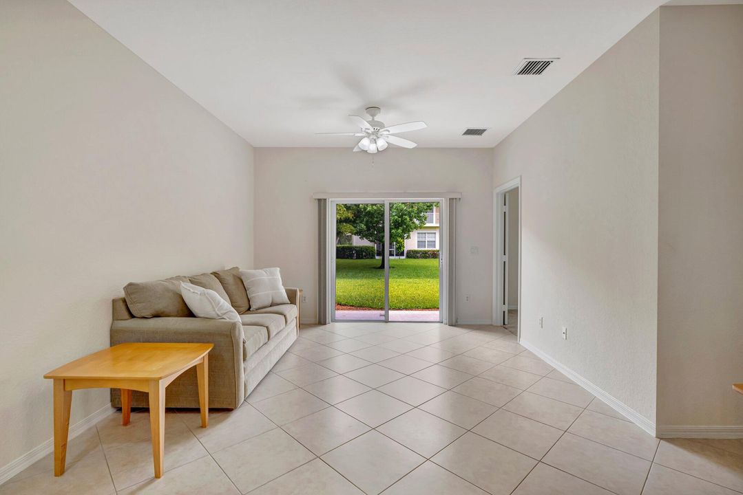 合同活跃: $265,000 (3 贝兹, 2 浴室, 1210 平方英尺)