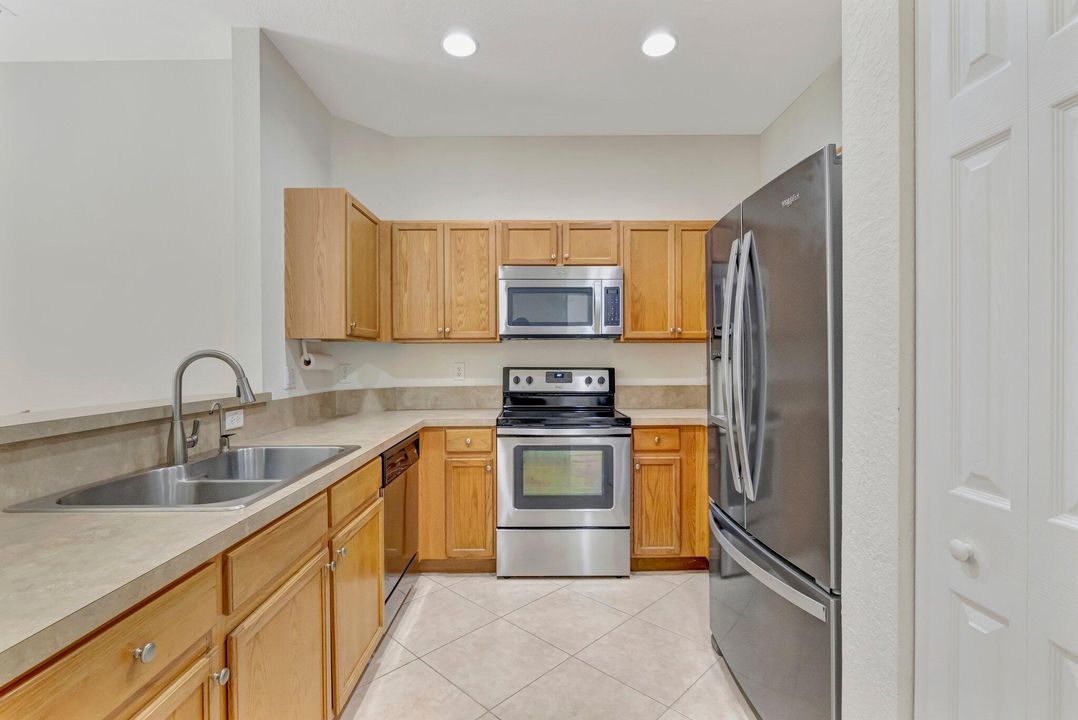 合同活跃: $265,000 (3 贝兹, 2 浴室, 1210 平方英尺)