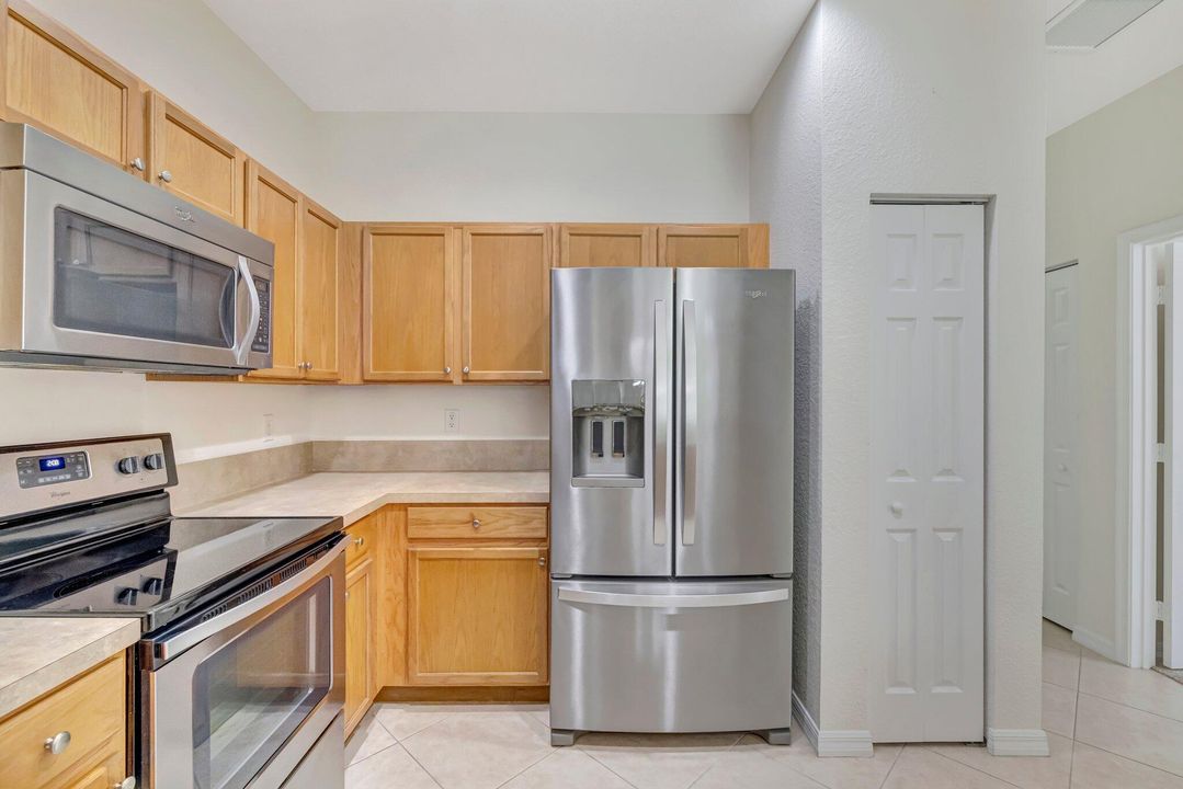 合同活跃: $265,000 (3 贝兹, 2 浴室, 1210 平方英尺)