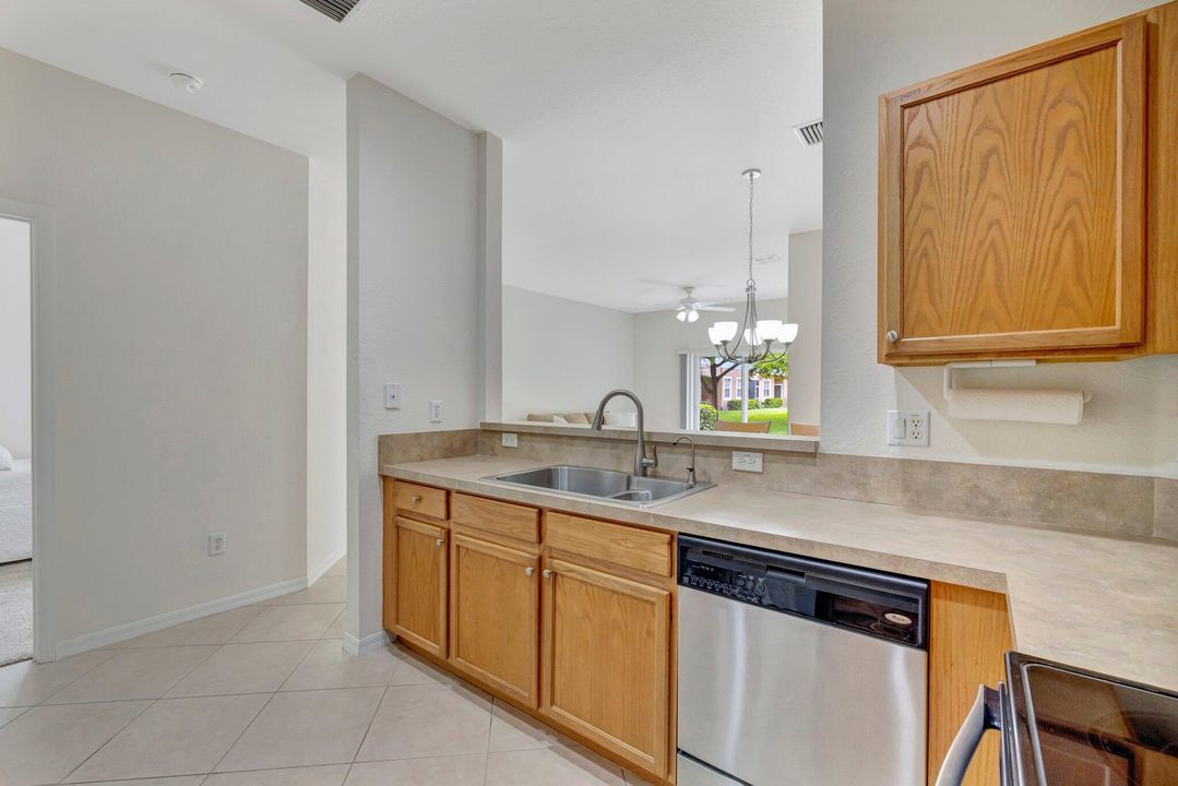 合同活跃: $265,000 (3 贝兹, 2 浴室, 1210 平方英尺)