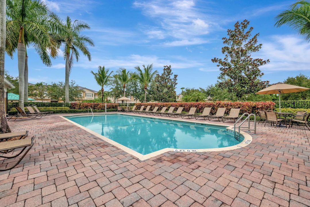 合同活跃: $265,000 (3 贝兹, 2 浴室, 1210 平方英尺)