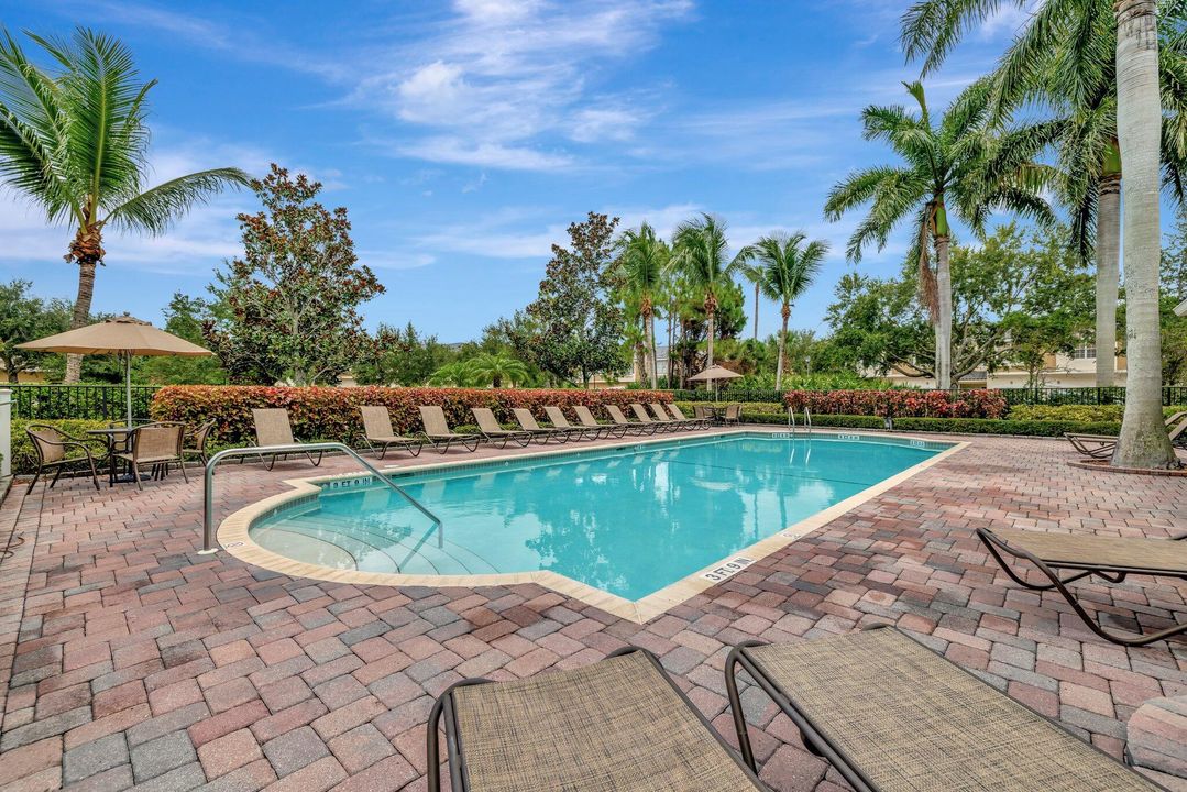 合同活跃: $265,000 (3 贝兹, 2 浴室, 1210 平方英尺)