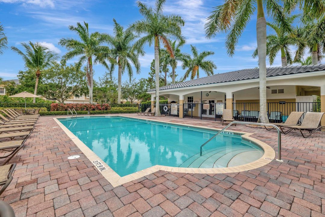 合同活跃: $265,000 (3 贝兹, 2 浴室, 1210 平方英尺)