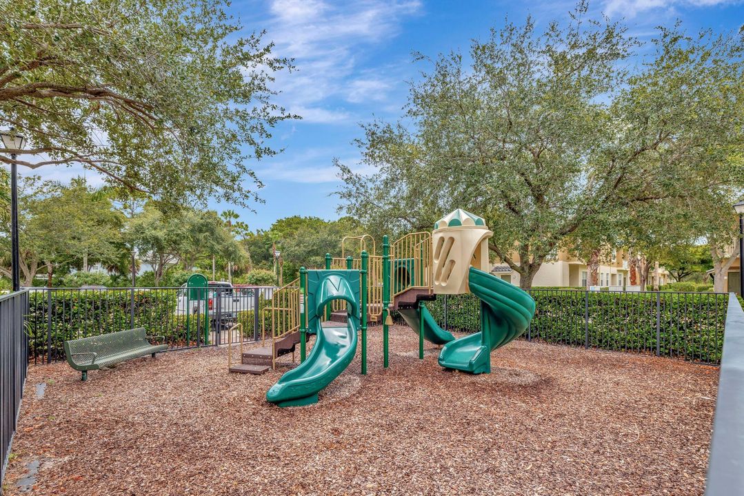 合同活跃: $265,000 (3 贝兹, 2 浴室, 1210 平方英尺)