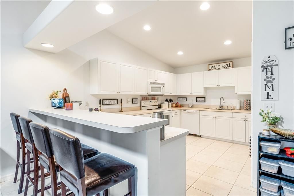 На продажу: $245,000 (2 спален, 2 ванн, 1379 Квадратных фут)