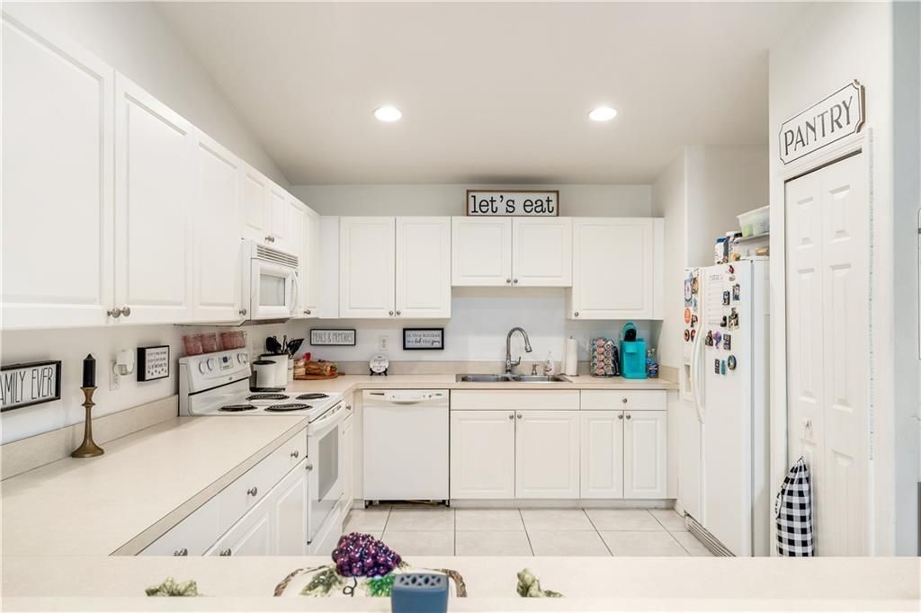 На продажу: $245,000 (2 спален, 2 ванн, 1379 Квадратных фут)