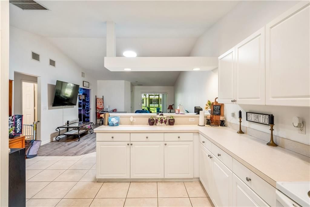 На продажу: $245,000 (2 спален, 2 ванн, 1379 Квадратных фут)