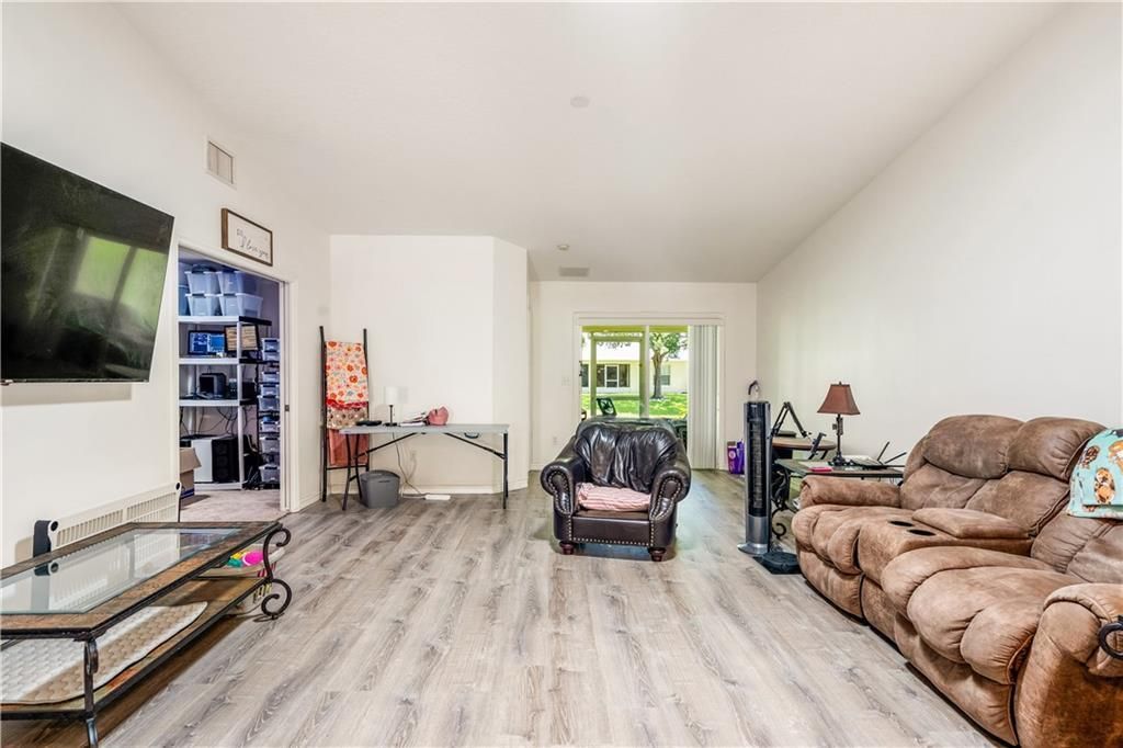 На продажу: $245,000 (2 спален, 2 ванн, 1379 Квадратных фут)