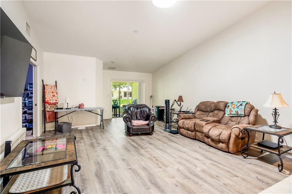 На продажу: $245,000 (2 спален, 2 ванн, 1379 Квадратных фут)