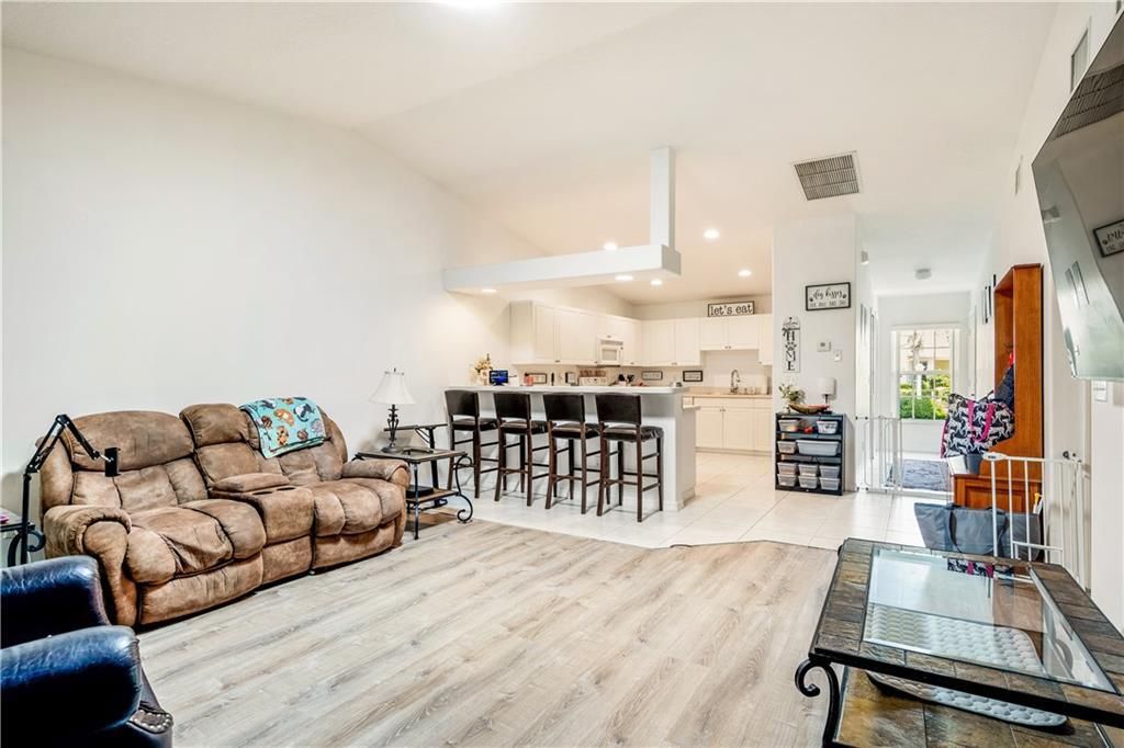 На продажу: $245,000 (2 спален, 2 ванн, 1379 Квадратных фут)