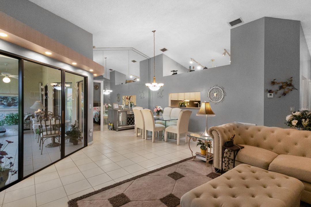 合同活跃: $235,000 (2 贝兹, 2 浴室, 1296 平方英尺)