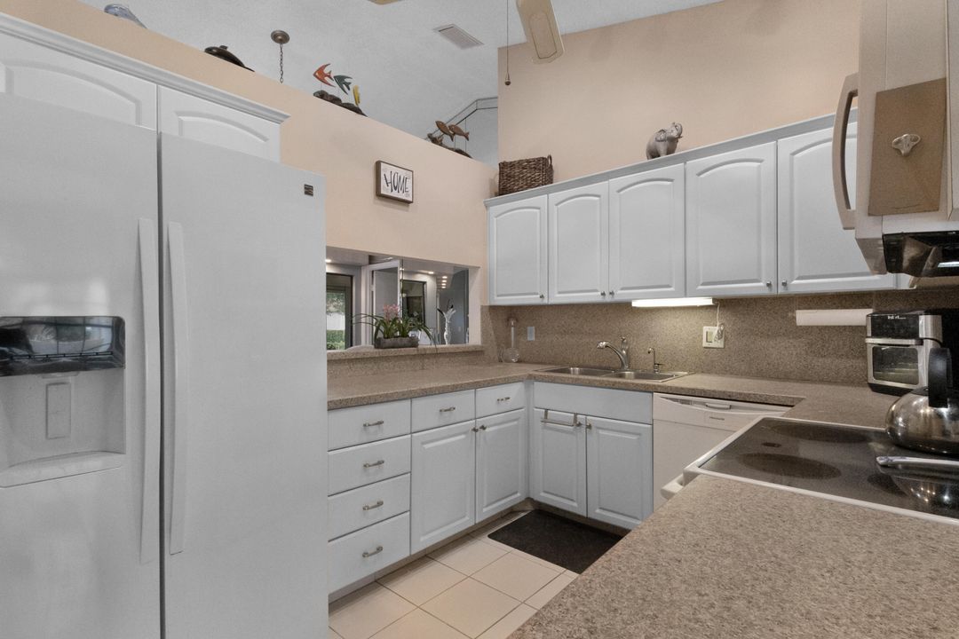 合同活跃: $235,000 (2 贝兹, 2 浴室, 1296 平方英尺)