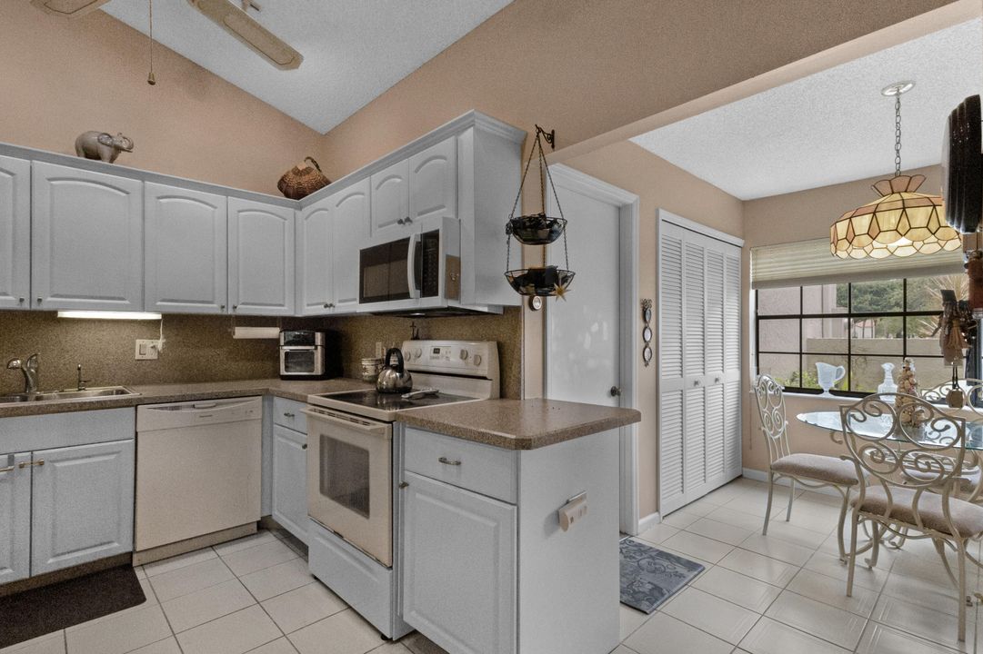 合同活跃: $235,000 (2 贝兹, 2 浴室, 1296 平方英尺)