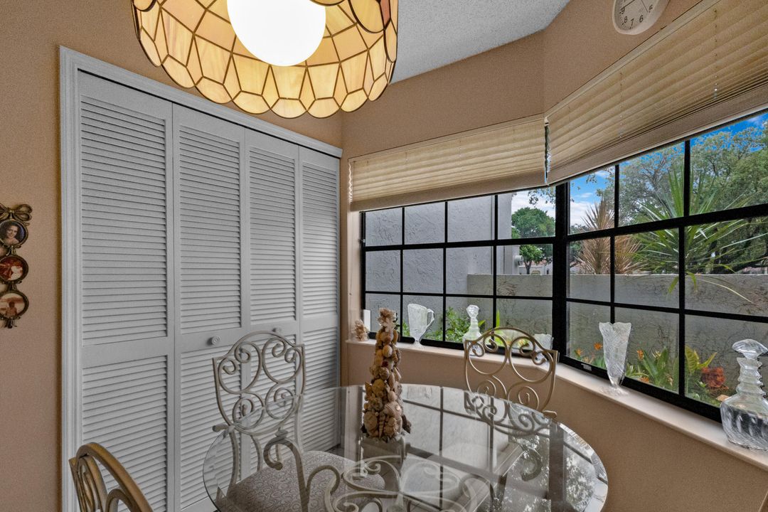 合同活跃: $235,000 (2 贝兹, 2 浴室, 1296 平方英尺)