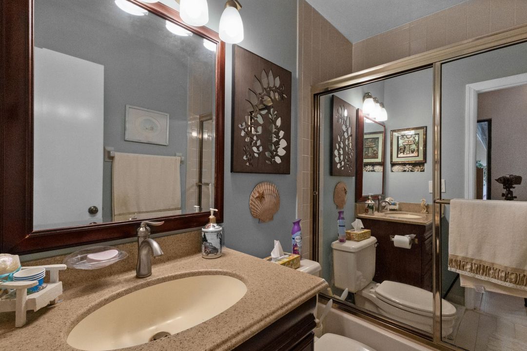 合同活跃: $235,000 (2 贝兹, 2 浴室, 1296 平方英尺)