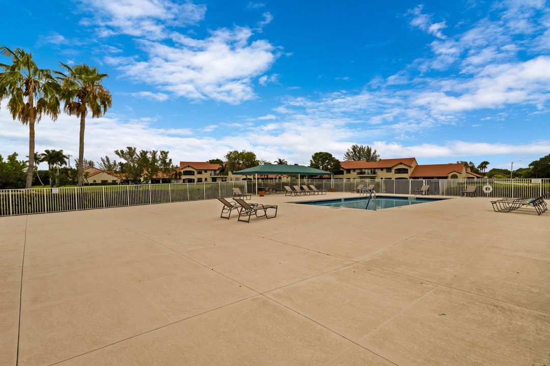 合同活跃: $235,000 (2 贝兹, 2 浴室, 1296 平方英尺)