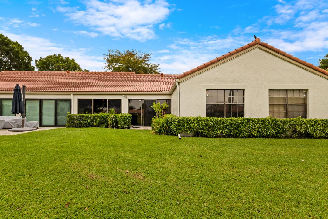 合同活跃: $235,000 (2 贝兹, 2 浴室, 1296 平方英尺)